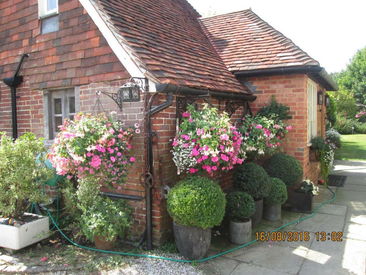 Clayton Wickham Farmhouse Bed & Breakfast Hurstpierpoint Exterior photo